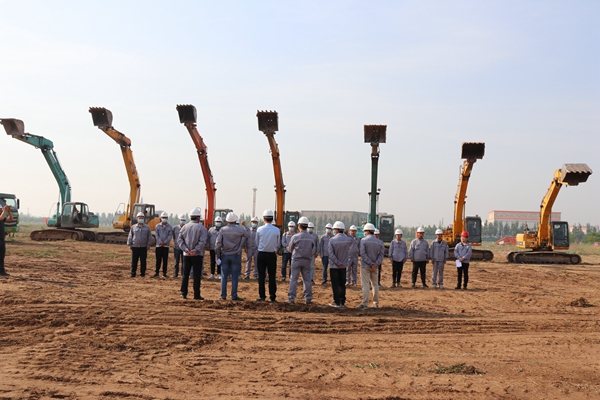 1588338595.jpg 3施工現(xiàn)場(chǎng)車(chē)輛整裝待發(fā)1.JPG