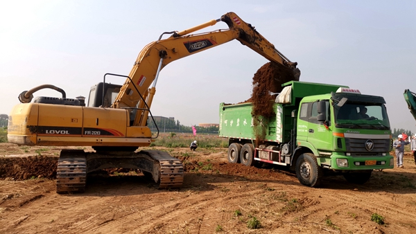 1588338651.jpg 5接待中心工程開(kāi)始土方開(kāi)挖施工1.jpg