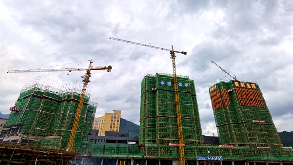 1594106686890290.jpg 重機(jī)公司都勻項目封頂_副本.jpg